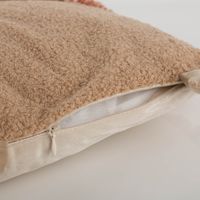 90064-Kuschelkissen-Igel-beige-30x50cm-IMG-1277.jpg Kuschelkissen aus weichem Velour mit niedlichem Igel in Beige in der Größe 30x50cm geoeffnet