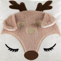 90065-Kuschelkissen-Rehkitz-weiss-beige-40x40cm-IMG-1356.jpg Kuschelkissen aus weichem Velour mit niedlichem Rehkitz-Dessin in Weiß und Beige in der Größe 40x40cm Nahaufnahme des Rehkitzes