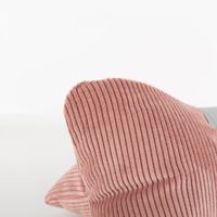 90118-Magma-Leseknochen-Nackenkissen-Cord-rosa-42x22cm-IMG-1412.jpg Entspannung Pur: Dein bequemer Begleiter beim Lesen oder unterwegs - Komfortables Nackenkissen in Rosa Detailaufnahme