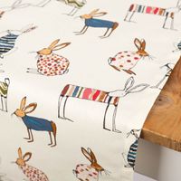 90122-Tischlaeufer-Baumwolle-Hasen-beige-bunt-40x160cm-von-SCHoeNER-LEBEN---MG-2384.jpg Moderner Tischläufer aus Baumwolle mit einzigartigem Hasen-Dessin von SCHÖNER LEBEN. in 40x160cm Nahaufnahme