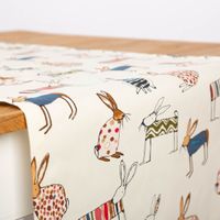 90122-Tischlaeufer-Baumwolle-Hasen-beige-bunt-40x160cm-von-SCHoeNER-LEBEN---MG-2386.jpg Moderner Tischläufer aus Baumwolle mit einzigartigem Hasen-Dessin von SCHÖNER LEBEN. in 40x160cm Detailaufnahme