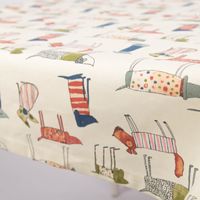 90125-Mitteldecke-Tischdecke-aus-Baumwolle-mit-Hunden-beige-bunt-in-versch--Groessen-von-SCHoeNER-LEBEN--IMG-2351.jpg Baumwoll-Tischdecke mit Hunden in Beige Bunt von SCHÖNER LEBEN, Nahaufnahme der Stoffstruktur und Druckqualität