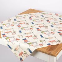 90125-Mitteldecke-Tischdecke-aus-Baumwolle-mit-Hunden-beige-bunt-in-versch--Groessen-von-SCHoeNER-LEBEN--IMG-2358.jpg Mitteldecke Tischdecke aus Baumwolle mit Hunden in Beige Bunt von SCHÖNER LEBEN auf Holztisch dekorativ drapiert
