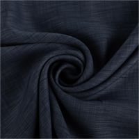 Der hochwertige Vorhangstoff Dekostoff Menari Strukturoptik meliert Dunkelblau 152cm Breite besticht durch seine tiefblaue Farbgebung. Die Meterware ist ideal für moderne, stilvolle Fensterdekorationen und Heimtextilien - kunstvoll eingedreht in Falten