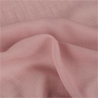 Der hochwertige Gardinenstoff Ambiente Strukturoptik Rosa 150cm Breite besticht durch eine feine Oberflächenstruktur und zarte Farbe. Ideal für stilvolle Fensterdekorationen und moderne Heimtextilien - stilvoll drapiert