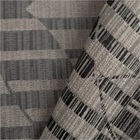 Der hochwertige Vorhangstoff Jacquard Linux in eleganten Grautönen besticht durch seine aufwendige Webtechnik und eine moderne, grafische Optik. Mit einer Breite von 154 cm eignet sich dieser blickdichte Dekostoff ideal für Vorhänge, Kissen oder stilvolle