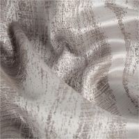 Der Vorhangstoff Jacquard Tindra in hellen Grautönen besticht durch ein elegantes Design mit abstrakten, organischen Wellenmustern. Mit 154 cm Breite ist der schimmernde Dekostoff ideal für moderne Fenstergestaltungen - stilvoll drapiert