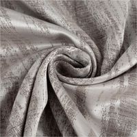 90197-Vorhangstoff-Jacquard-Tindra-helle-Grautoene-154cm-Breite-IMG-4424.jpg Der Vorhangstoff Jacquard Tindra in hellen Grautönen besticht durch ein elegantes Design mit abstrakten, organischen Wellenmustern. Mit 154 cm Breite ist der schimmernde Dekostoff ideal für moderne Fenstergestaltungen - kunstvoll eingedreht in Falten