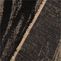 90199-Vorhangstoff-Jacquard-Tindra-Schwarz-Gold-154cm-Breite-IMG-4439.jpg Vorhangstoff Jacquard Tindra Schwarz Gold 154cm Breite besticht durch ein elegantes Design mit abstrakten, organischen Wellenmustern. Dieser schimmernde Dekostoff ist ideal für moderne Fenstergestaltungen - mit Rueckseite