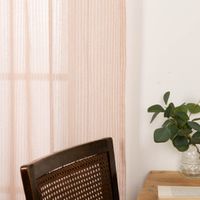 Modern gestreifter Gardinenstoff in zartem Rosa als transparente raumhohe Meterware, hergestellt in Deutschland mittlere Distanz