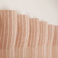 Modern gestreifter Gardinenstoff in zartem Rosa als transparente raumhohe Meterware, hergestellt in Deutschland oberes Ende