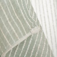 Modern gestreifter Gardinenstoff in zartem Hellblau als transparente raumhohe Meterware, hergestellt in Deutschland Naht