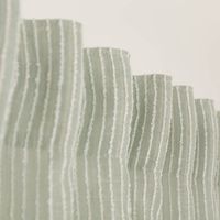 90361-Gardinenstoff-Meterware-mit-Bleiband-und-Boucle-Streifen-hellblau-3m-Hoehe--MG-8801.jpg Modern gestreifter Gardinenstoff in zartem Hellblau als transparente raumhohe Meterware, hergestellt in Deutschland Nahaufnahme oberes Ende