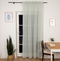 90361-Gardinenstoff-Meterware-mit-Bleiband-und-Boucle-Streifen-hellblau-3m-Hoehe--MG-8802.jpg Modern gestreifter Gardinenstoff in zartem Hellblau als transparente raumhohe Meterware, hergestellt in Deutschland in Szene gesetzt bei Nacht