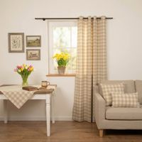 Tischdecke Karos beige weiß von SCHÖNER LEBEN. auf Holztisch drapiert, klassisches Karomuster im Landhausstil.