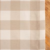 90368-Tischdecke-Karos-beige-weiss-in-versch--Groessen-von-SCHoeNER-LEBEN--IMG-8571.jpg Detailaufnahme der Tischdecke mit beige-weißem Karomuster, fein gewebter Stoff mit sauber verarbeitetem Saum.