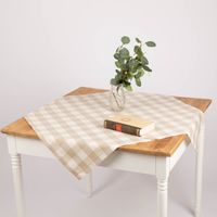90368-Tischdecke-Karos-beige-weiss-in-versch--Groessen-von-SCHoeNER-LEBEN--IMG-8579.jpg Tischdecke Karos beige weiß dekorativ auf dem Tisch drapiert, ideal für eine natürliche und warme Tischgestaltung im Landhausstil.