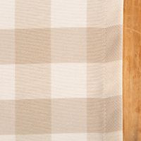 Detailaufnahme des Tischläufers mit beige-weißem Karomuster und sauber verarbeitetem Saum.