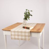 90370-Tischlaeufer-Karos-beige-weiss-40x160cm-von-SCHoeNER-LEBEN--IMG-8586.jpg Tischläufer Karos beige weiß dekorativ auf einem Holztisch drapiert, ideal als stilvolle Ergänzung für natürliche und warme Tischdekorationen.
