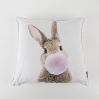 90383-Kissenhuelle-Hase-mit-Kaugummiblase-Baumwolle-natur-45x45cm-von-Magma-IMG-2051.jpg Kissenhülle 45x45cm aus Baumwolle mit Kederumrandung – mit Hase und Kaugummiblase Vollansicht