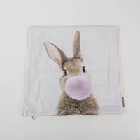 90383-Kissenhuelle-Hase-mit-Kaugummiblase-Baumwolle-natur-45x45cm-von-Magma-IMG-2057.jpg Kissenhülle 45x45cm aus Baumwolle mit Kederumrandung – mit Hase und Kaugummiblase Huelle