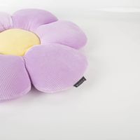 Blütenzauber für dein Zuhause – Blumenkissen in Lila mit 50cm Durchmesser Detailaufnahme