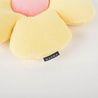 Blütenzauber für dein Zuhause – Blumenkissen in Gelb mit 50cm Durchmesser Detailaufnahme