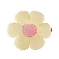 90386-Kissen-Minnie-Bluete-Blumenkissen-gelb-rosa-50cm-von-Magma-IMG-2026-Bearbeitet.jpg Blütenzauber für dein Zuhause – Blumenkissen in Gelb mit 50cm Durchmesser Freistellerbild