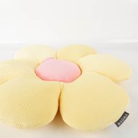 90386-Kissen-Minnie-Bluete-Blumenkissen-gelb-rosa-50cm-von-Magma-IMG-2027.jpg Blütenzauber für dein Zuhause – Blumenkissen in Gelb mit 50cm Durchmesser Nahaufnahme