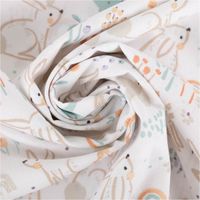 Baumwollstoff Bugzy mit süßem Häschen-Print – Exklusives Design aus Frankreich gedreht in Falten