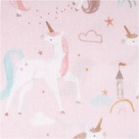 Baumwollstoff in zartem Nude-Rosé mit verspieltem Einhorn-Print, Sternen, Regenbögen und Kirschen – exklusives Design aus Frankreich für Kinderprojekte - Nahaufnahme