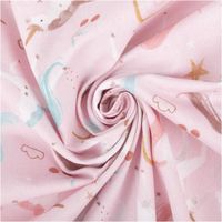 90392-Baumwollstoff-Coline-Einhorn-nude-rose-1-47m-Breite--MG-3493.jpg Baumwollstoff in zartem Nude-Rosé mit verspieltem Einhorn-Print, Sternen, Regenbögen und Kirschen – exklusives Design aus Frankreich für Kinderprojekte - kunstvoll eingedreht in Falten