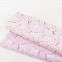 Baumwollstoff in Rosa mit zauberhaftem Einhorn-Print, bunten Sternen und Wolken – exklusives Design aus Frankreich, ideal für Kinderprojekte - mit anderem Stoff in Szene gesetzt