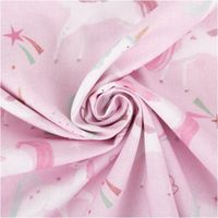 90393-Baumwollstoff-Coline-Einhorn-rosa-1-47m-Breite--MG-3485.jpg Baumwollstoff in Rosa mit zauberhaftem Einhorn-Print, bunten Sternen und Wolken – exklusives Design aus Frankreich, ideal für Kinderprojekte - kunstvoll eingedreht in Falten