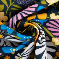 90395-Baumwollstoff-Choupette-Blumen-blau-bunt-1-47m-Breite--MG-3034.jpg Baumwollstoff Choupette mit zauberhaftem Blumen-Print– Exklusives Design aus Frankreich gedreht in Falten