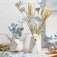 90425-Vase-Deer-Rehkitz-handbemalt-von--Sass-und-Belle-XDC690-XDC691-Lifestyle.jpg Zauberhafte Vase Sheep im Schäfchen-Dessin von Sass & Belle befüllt mit Getreideähren und blauen Blumen auf dem Tisch