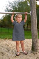 Mädchen auf dem Spielplatz mit Kleidchen aus Musselin Stoff Double Gauze uni Grau