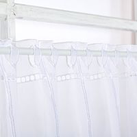 Hochwertige Scheibengardinen Meterware nähfrei Stickerei Kreise weiß grau grün 45cm Höhe bestechen durch moderne, bunte Kreis-Motive und praktische, montagefertige Verarbeitung. Ein elegantes Wohnaccessoire - Vollansicht des Tunnelzuges