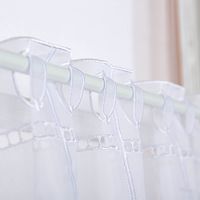 90482-Scheibengardinen-Meterware-naehfrei-Stickerei-Kreise-weiss-grau-beige-45cm-Hoehe--MG-3758.jpg Hochwertige Scheibengardinen Meterware nähfrei Stickerei Kreise weiß grau beige 45cm Höhe bestechen durch moderne, dezente Kreis-Motive und praktische, montagefertige Verarbeitung. Ein elegantes Wohnaccessoire - Detailaufnahme des Tunnelzuges