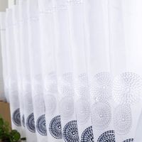 Hochwertige Scheibengardinen Meterware nähfrei Stickerei Kreise weiß grau blau 45cm Höhe bestechen durch moderne, blaue Kreis-Motive und praktische, montagefertige Verarbeitung. Ein elegantes Wohnaccessoire - Nahaufnahme