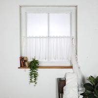 Hochwertige Scheibengardinen Meterware nähfrei Makrameé Leinenoptik wollweiß 45cm Höhe bestechen durch ihre natürliche Struktur und den kunstvollen, bogenförmigen Makrameé-Abschluss. Ein zeitloses Wohnaccessoire - Vollansicht