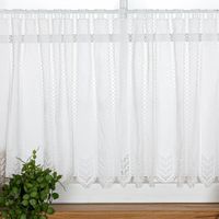 Diese hochwertige Scheibengardinen Meterware Makrameé-Stickerei Leinenstruktur nähfrei wollweiß 60cm Höhe besticht durch ihre elegante Optik mit feiner Stickerei und praktischem Stangendurchzug - Nahaufnahme am Fenster