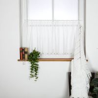 Diese hochwertige Scheibengardinen Meterware Makrameé-Stickerei Leinenstruktur nähfrei wollweiß 60cm Höhe besticht durch ihre elegante Optik mit feiner Stickerei und praktischem Stangendurchzug - Vollansicht am Fenster