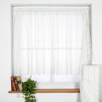 Nähfreie Scheibengardine in natürlicher Leinenoptik mit Makrameé-Abschluß in 90cm hoch – moderne Fensterdeko ohne Nähen Nahaufnahme am Fenster