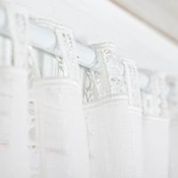 90490-Scheibengardinen-Meterware-Makramee-Stickerei-Leinenstruktur-naehfrei-wollweiss-90cm-Hoehe--MG-3814.jpg Nähfreie Scheibengardine in natürlicher Leinenoptik mit Makrameé-Abschluß in 90cm hoch – moderne Fensterdeko ohne Nähen oberes Ende Nahaufnahme