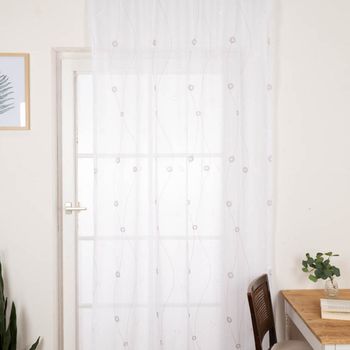 Transparente Gardine Voile mit Smok-Schlaufenband, Kreise Linien Stickerei Weiß Grau am Fenster dekoriert.