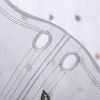 90499-Scheibengardinen-Meterware-Feinbatist-naehfrei-Stickerei-Blaetter-weiss-kupfer-grau-45cm-Hoehe--MG-3703.jpg Nahaufnahme Scheibengardine Feinbatist Stickerei Blätter weiß kupfer grau, filigrane Verarbeitung und dezentes Design im Detail.