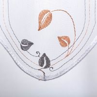 90499-Scheibengardinen-Meterware-Feinbatist-naehfrei-Stickerei-Blaetter-weiss-kupfer-grau-45cm-Hoehe--MG-3704.jpg Nahaufnahme Scheibengardine Feinbatist Stickerei Blätter weiß kupfer grau, filigrane Verarbeitung und dezentes Design im Detail.