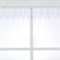 90501-Scheibengardinen-Meterware-Makramee-Spitze-naehfrei-weiss-15cm-Hoehe--MG-3794.jpg Scheibengardinen Meterware Makramee-Spitze in 15cm – Premium-Fensterdeko ohne Nähen Nahaufnahme am Fenster