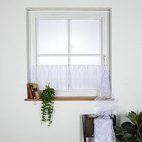 Hochwertige Scheibengardinen Meterware Makrameé-Spitze nähfrei weiß 30cm Höhe bestechen durch ihr filigranes Blatt-Design und die praktische, montagefertige Verarbeitung direkt für die Stange - Vollansicht am Fenster